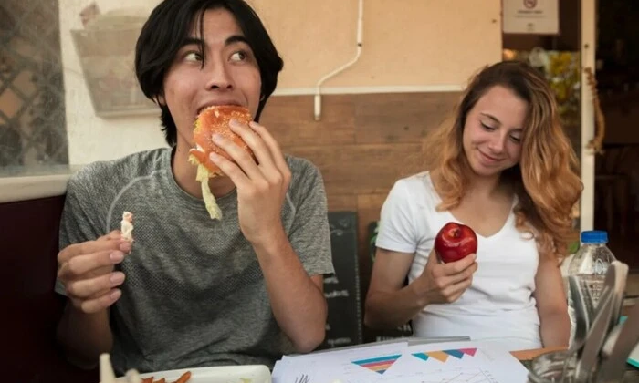 Молоді люди у ресторанному бізнесі