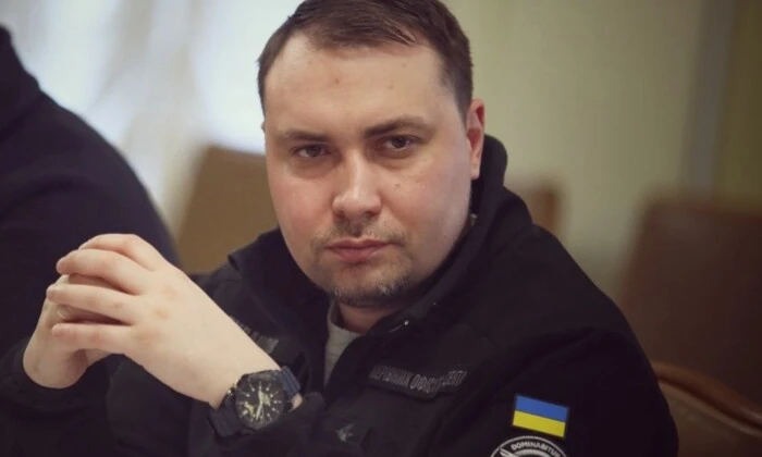 Андрій Мельник та дружина в Україні