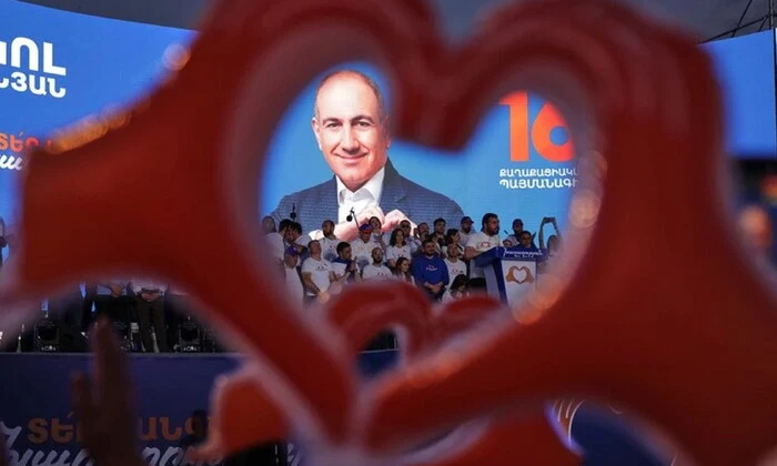 Карта России и Армении на фоне