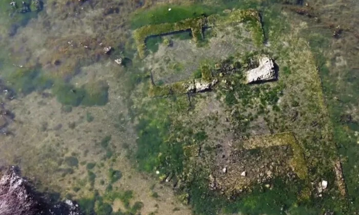 Древний затопленный особняк у озера