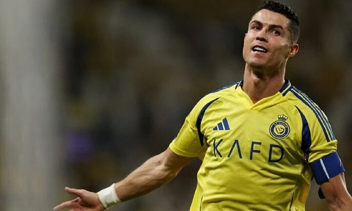 Роналду з виразом здивування під час гри