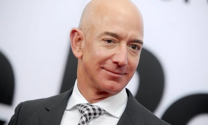 Логотип Amazon на фоне американского телеканала