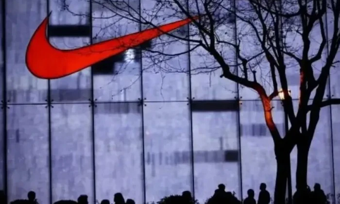 Логотипи Nike і Lacoste на фоні