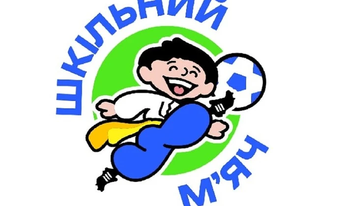 Дети играют в футбол на турнире