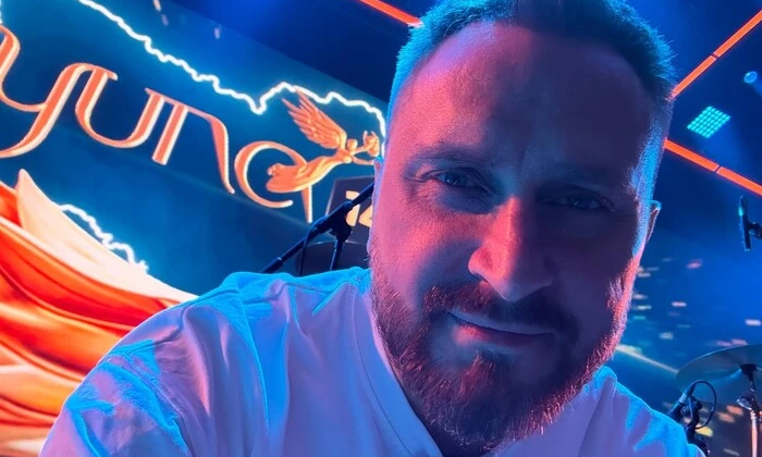 Музикант з новою дівчиною після розлучення