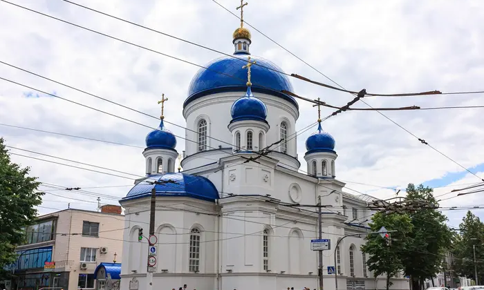 Логотип УПЦ на фоне церковного здания