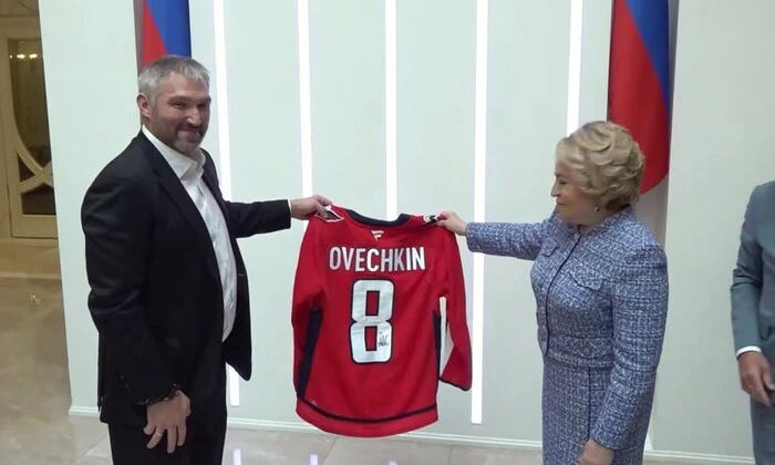 Олександр Овечкін подарував джерсі Матвієнко