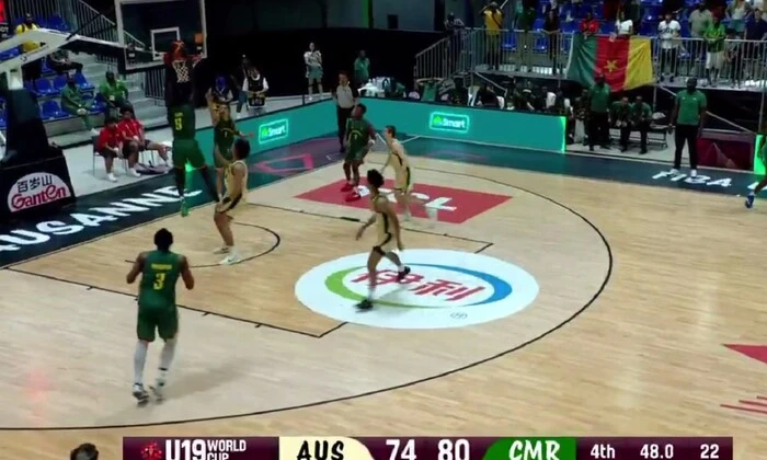 Баскетболіст забиває м'яч у власний кошик