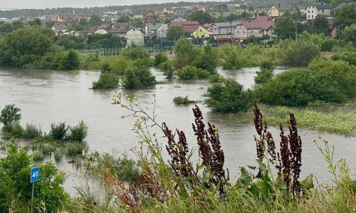 Фото руйнувань внаслідок негоди