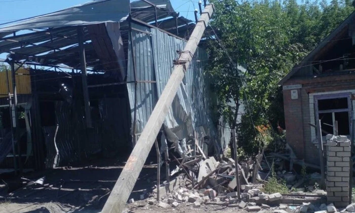 Рабочая бригада восстанавливает электроэнергию после обстрелов