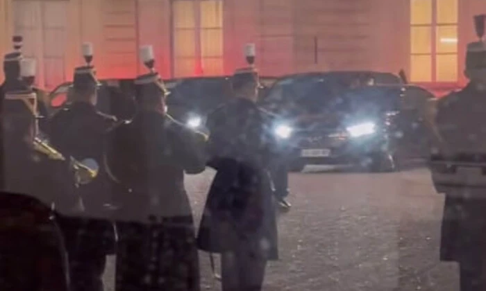 Телеведуча з мікрофоном у руках