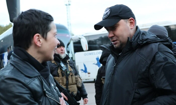 Буданов зустрів на кордоні звільнених із Білорусі цивільних