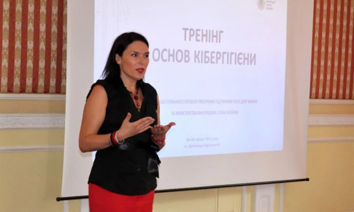 Жінка з документами в руках