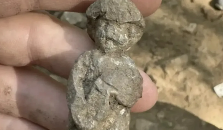 Lead figurine of Venus and bronze mirror