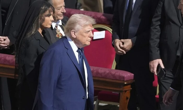 Трамп с ошибкой в костюме