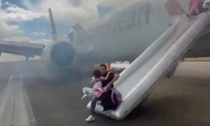 Літак у США загорівся з 179 людьми