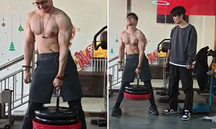 Китайский спортсмен держит тяжелую штангу