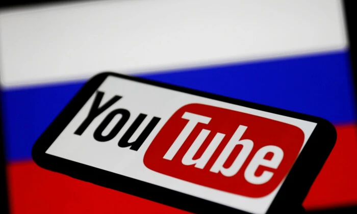 Логотип YouTube на російському прапорі