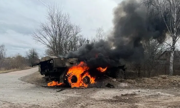 Украинская гаубица съехала с дороги