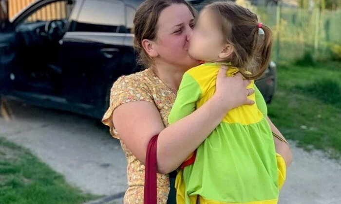 Дитина блукає в лісі