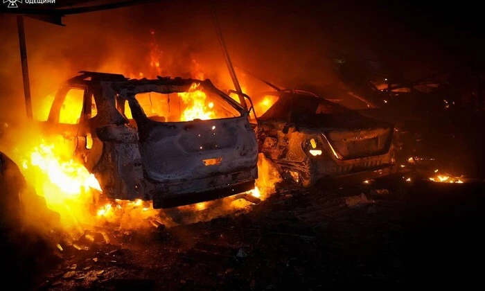 Автомобили горят во время ночной атаки