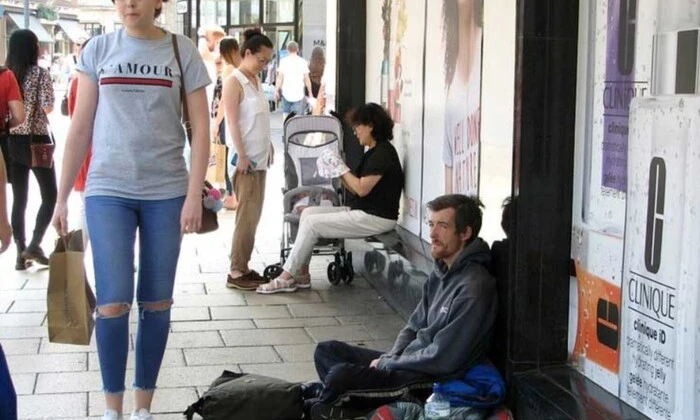 Группа людей на грани бедности