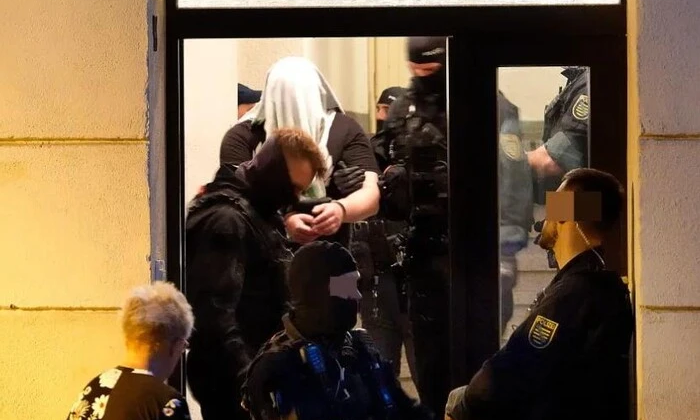 Полицейский расследует место стрельбы в Германии