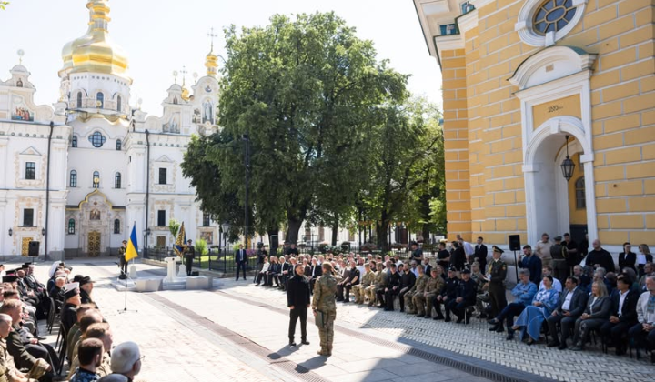 Зеленський привітав українців з 30-річчям Конституції