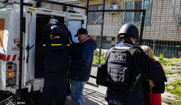 Спасатели эвакуируют людей из Сумщины и Херсона