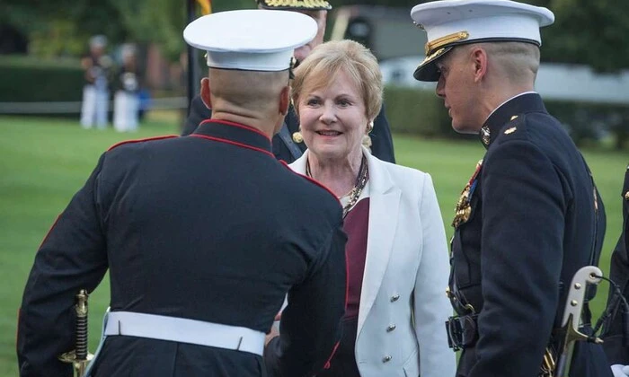 Картинка: конгрессвумен пересекает путь Маска