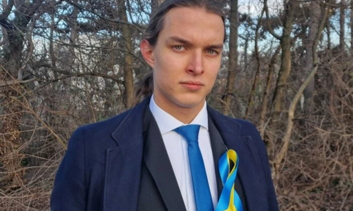 Школяр не потискає руку президенту