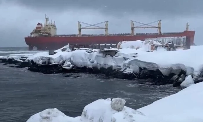 Китайское судно с дизельным топливом и мазутом во время аварии у Сахалина