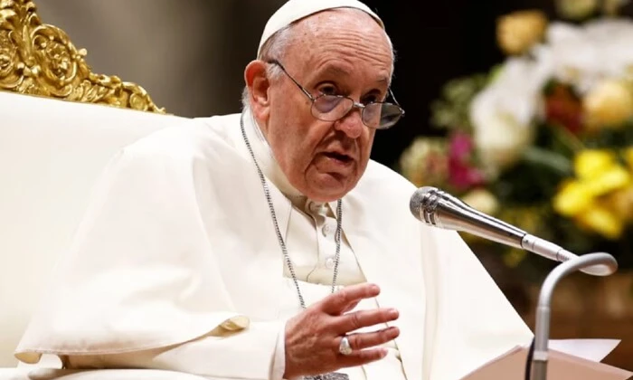 Футбольний стадіон «Авелліно» та Папа Римський 