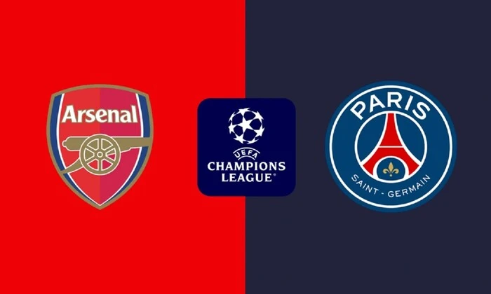 Футболисты «Арсенала» и «ПСЖ» на поле