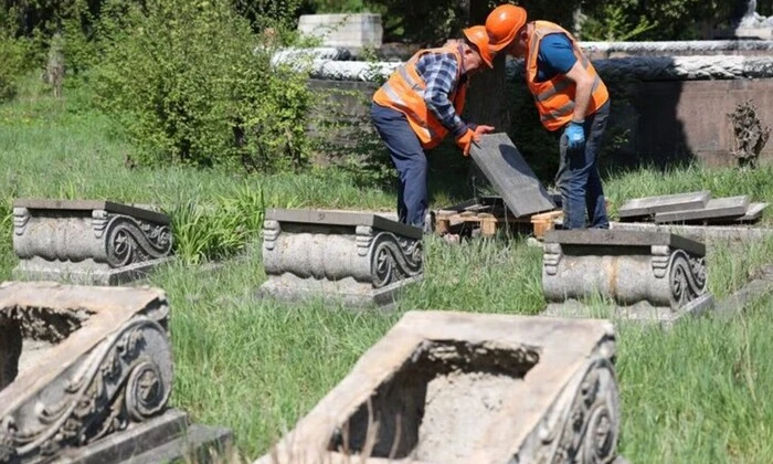 Раскопки советских могил на Холме Славы