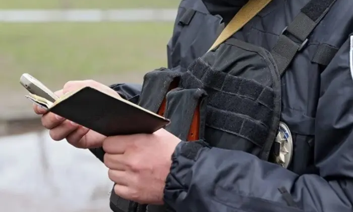 Полицейские проверяют документы и авто