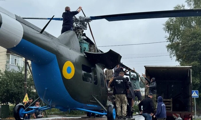 Полтава. Демонтаж вертолета Ми-2