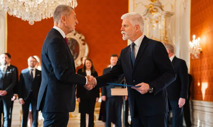Президент Павел обговорює кризу у Чехії