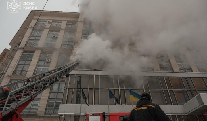 Пожежа у готелі на Хрещатику: евакуація 57 людей
