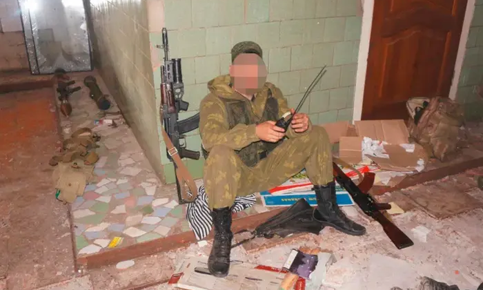 Изображение трех мужчин в специальных костюмах