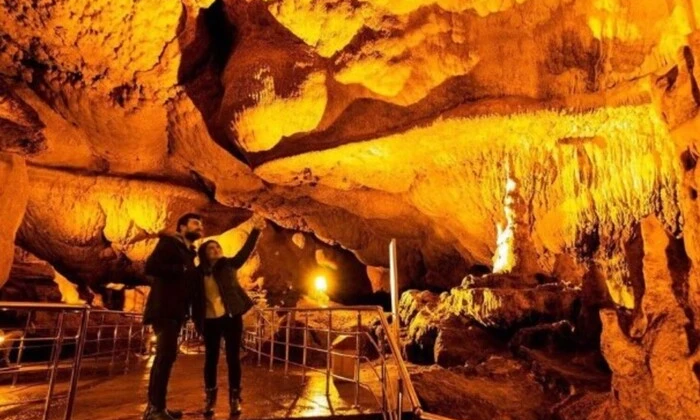 Вхід до турецької печери з мальовничим краєвидом