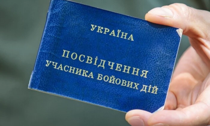 Военнослужащий на фоне украинского флага