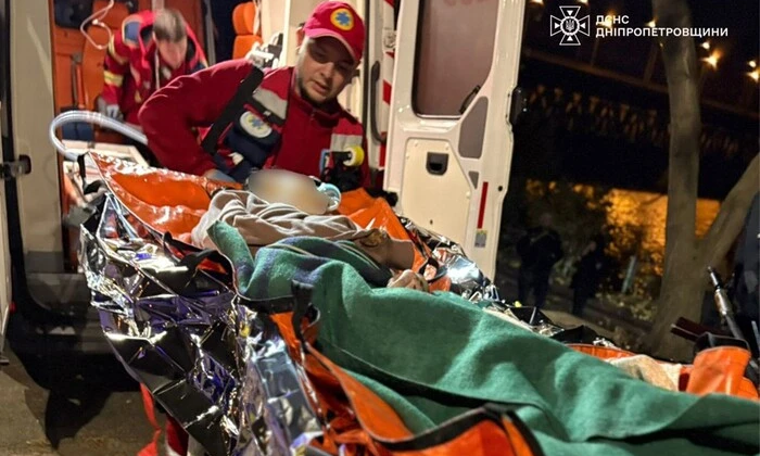 Надзвичайники врятували стрибаючу з мосту дівчину