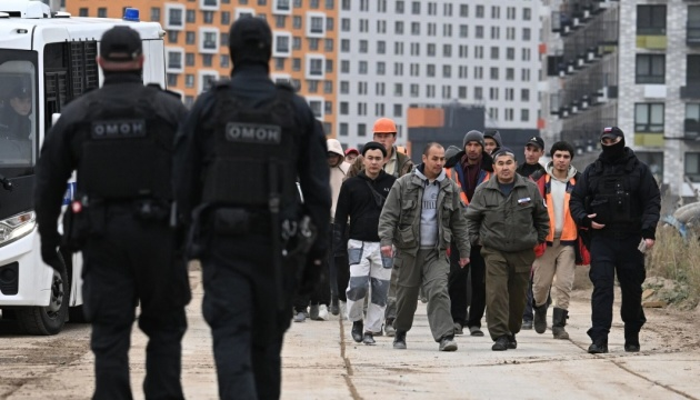 Russian police require migrants to buy phones with total surveillance