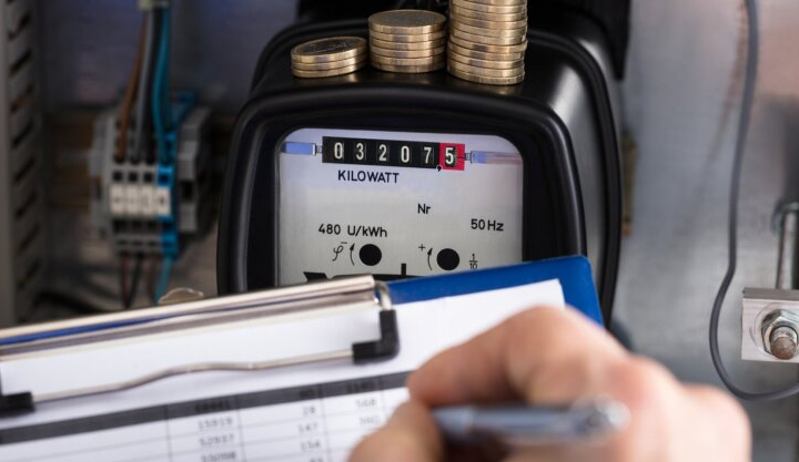Женщина выключает счетчики электричества дома