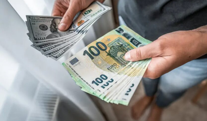 Українці раптово скупують долари та євро