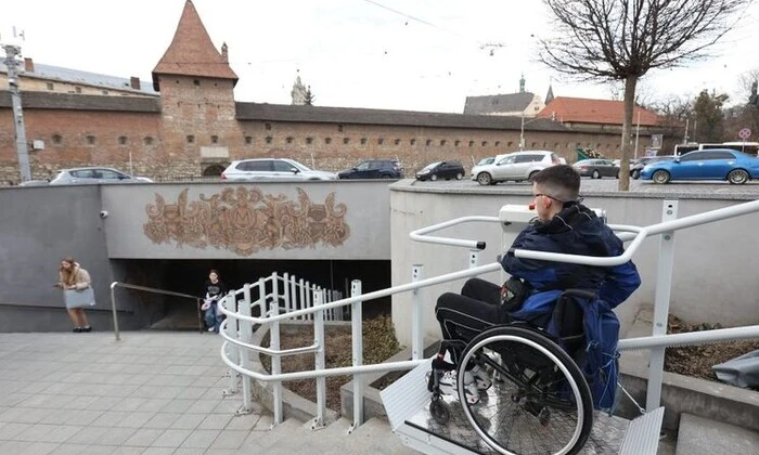 Електричний підйомник у підземному переході Львова