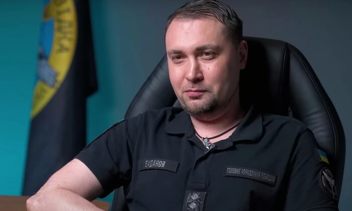 Жінки з комп'ютерами та секретною інформацією