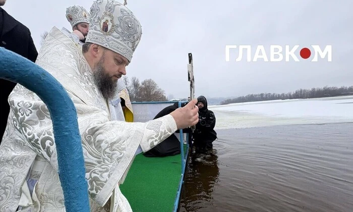 Єпископ Єфрем освячує воду