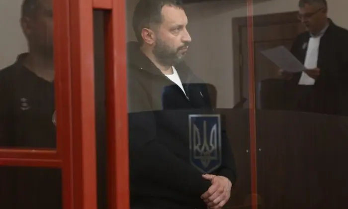 Поліцейські виходять з СІЗО після застави
